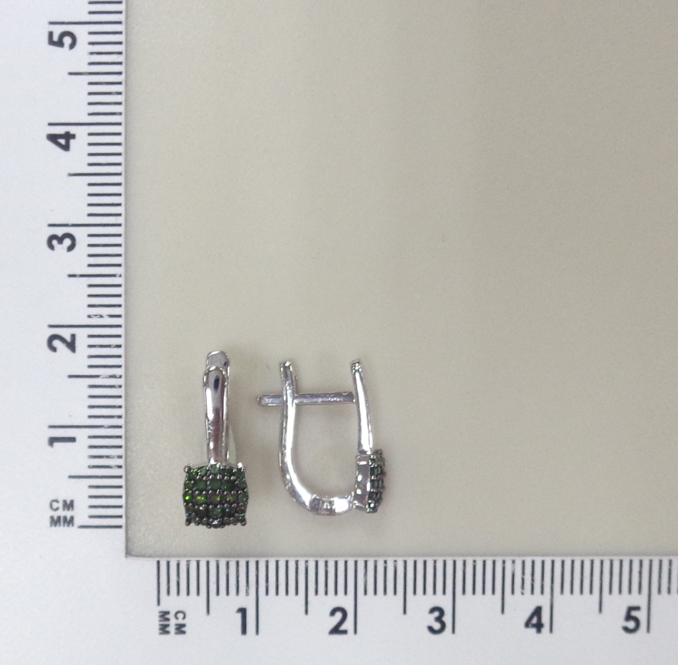 Серебряные серьги с зелеными бриллиантами